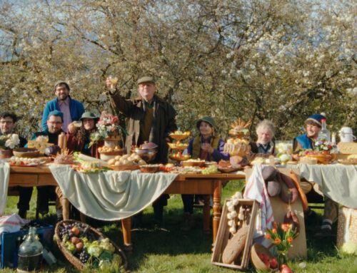 Rote Sterne überm Feld